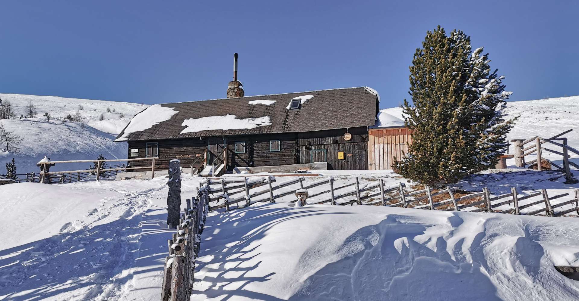 <p>Die Rothaidenhütte ist zwar im Winter geschlossen, dient uns bei dieser Tour aber als Orientierungspunkt. </p> Copyright:WEGES OG