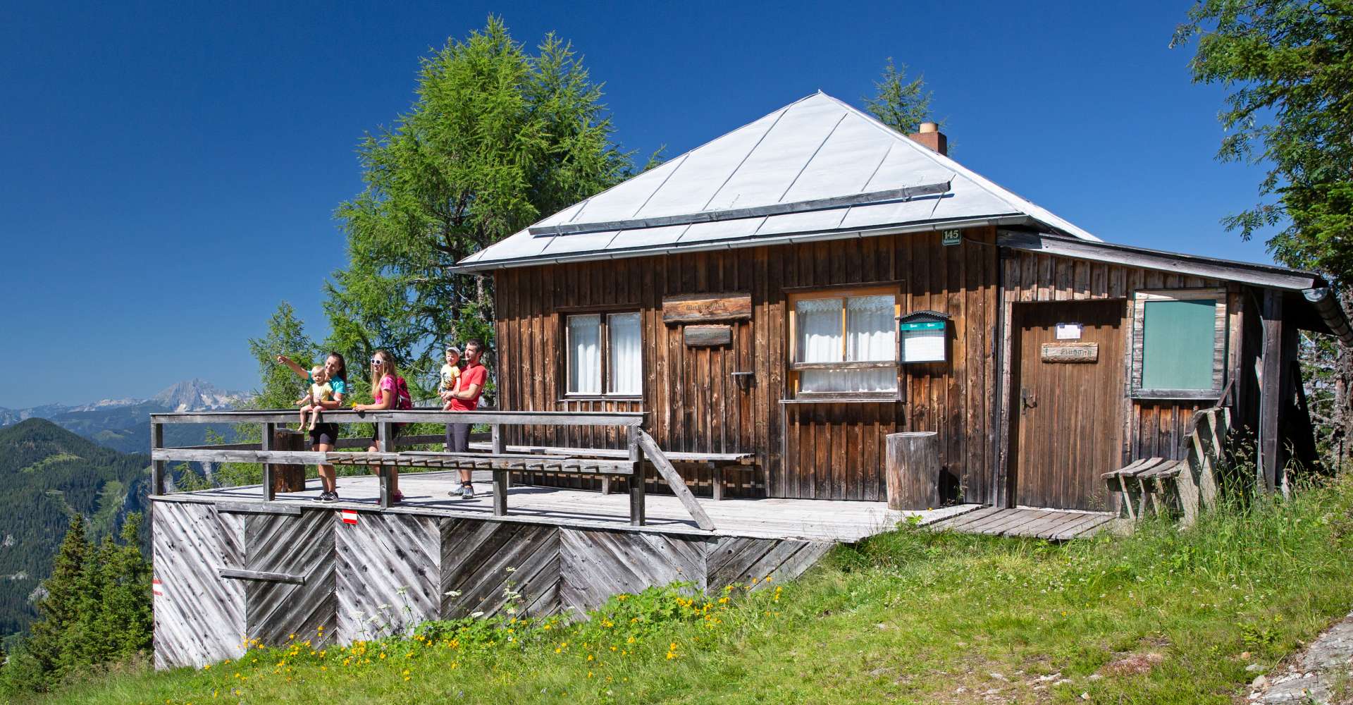 <p>Die Wichtelhütte in Hohentauern bietet auch im Sommer einen herrlichen Ausblick in die Bergwelt. </p> Copyright:Herbert Raffalt