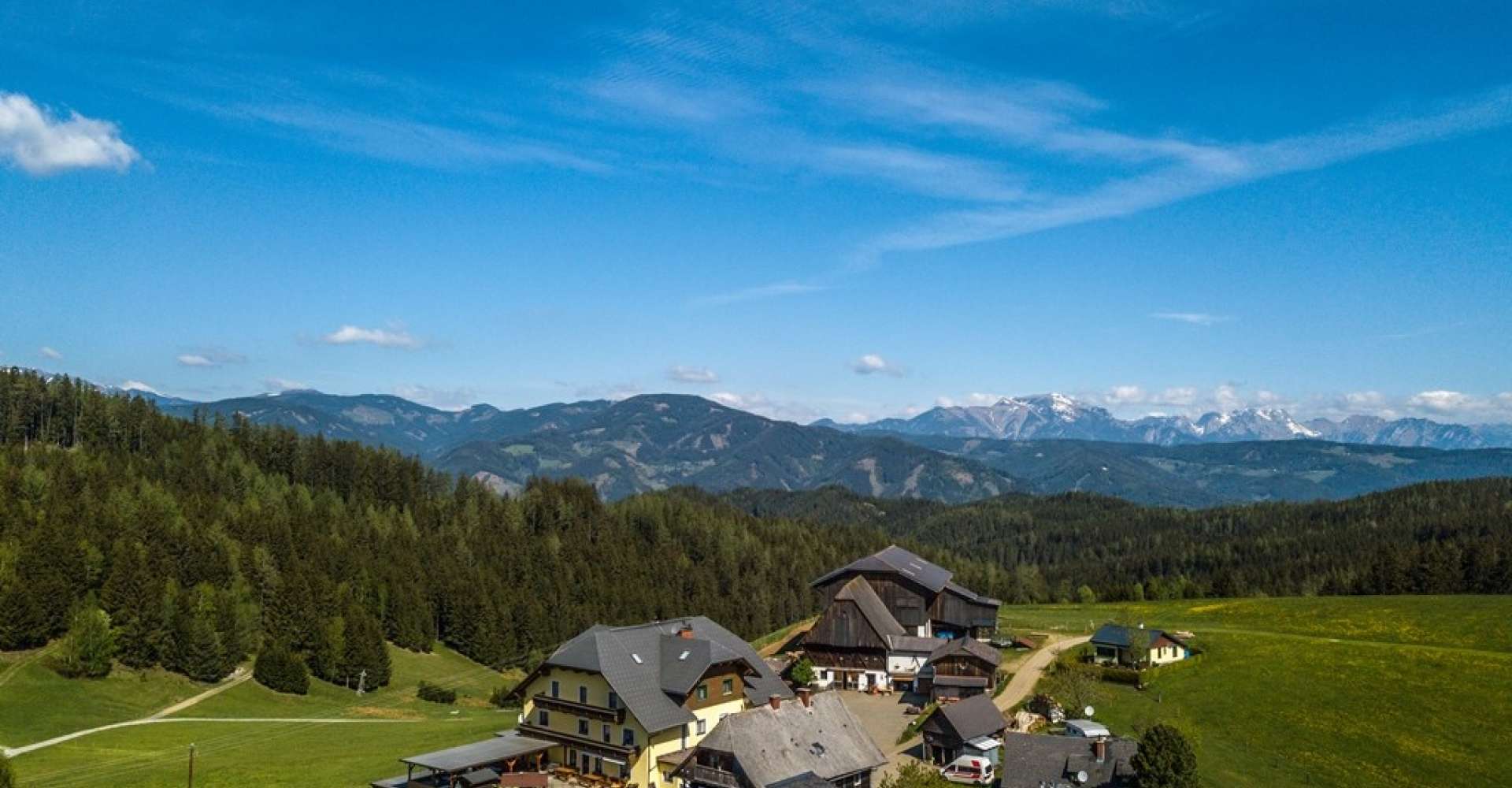 <p>Gasthof Spitzer liegt traumhaft auf den Bergen und bietet einen unglaublichen Panoramausblick. </p> Copyright: