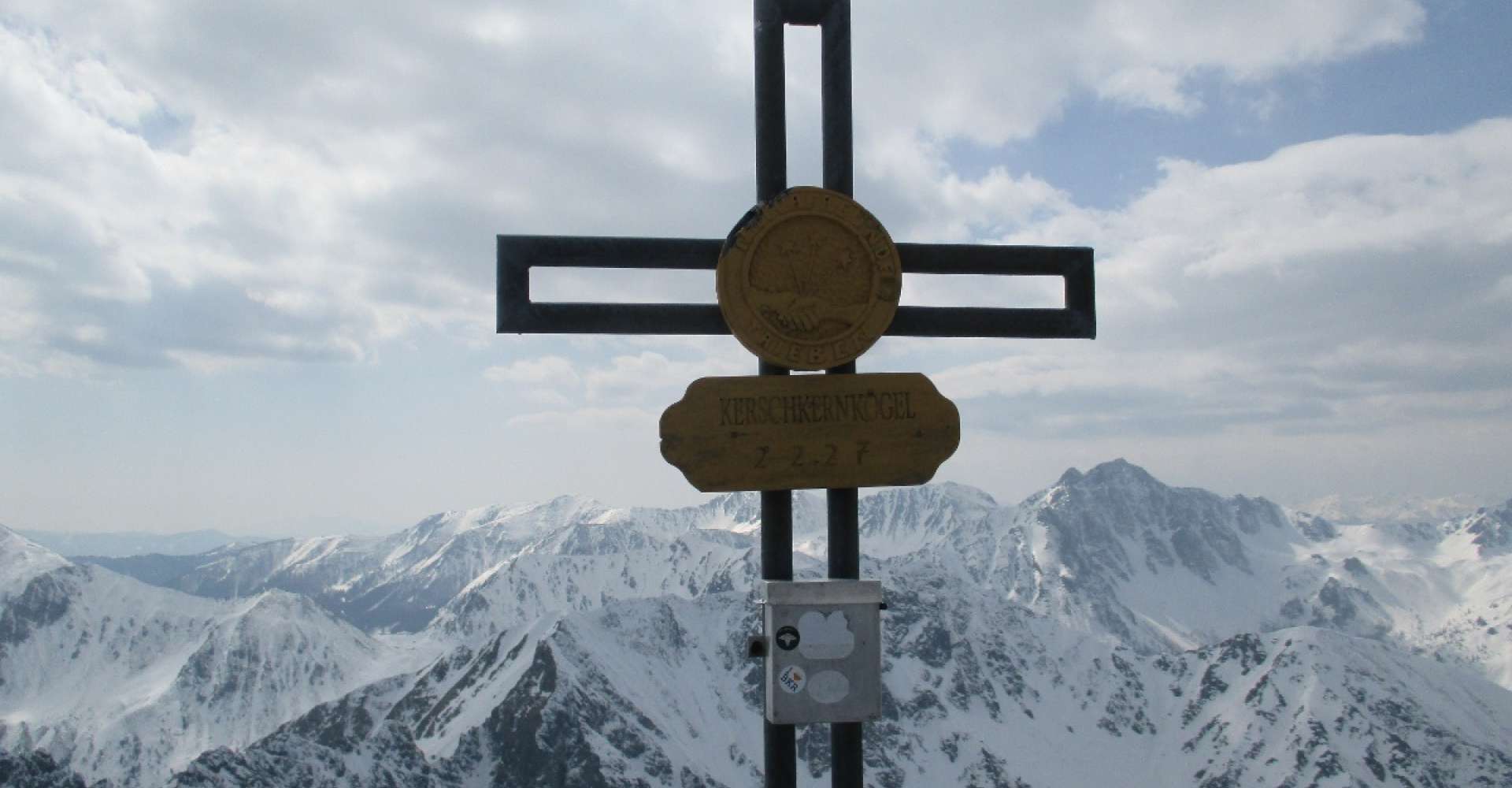 <p>Es ist schon eine Herausforderung das Gipfelkreuz am Kerschkern, im Murtal, im Winter bei einer Skitour zu erreichen. </p> Copyright: