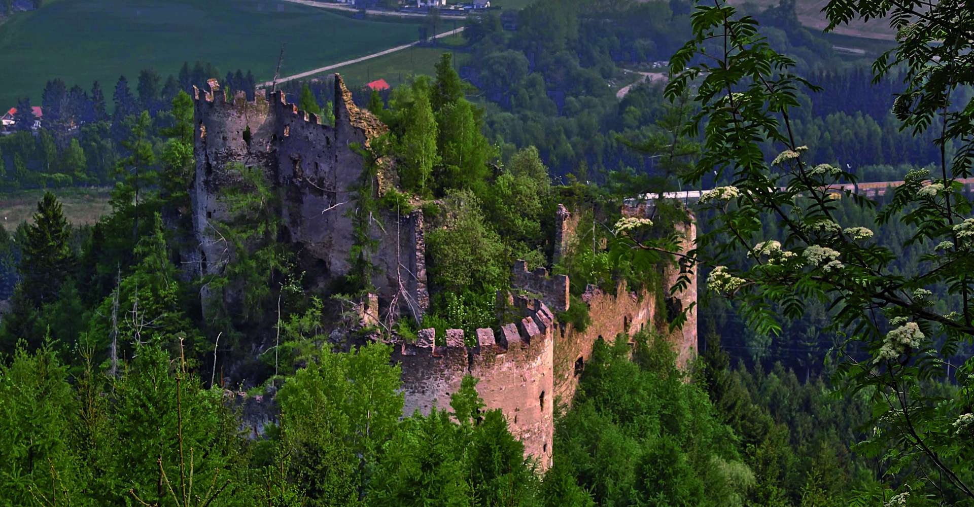 <p>Von der geschichtsträchtigen Ruine Reifenstein zur Sauerbrunnquelle bei Schloss Thalheim</p> 