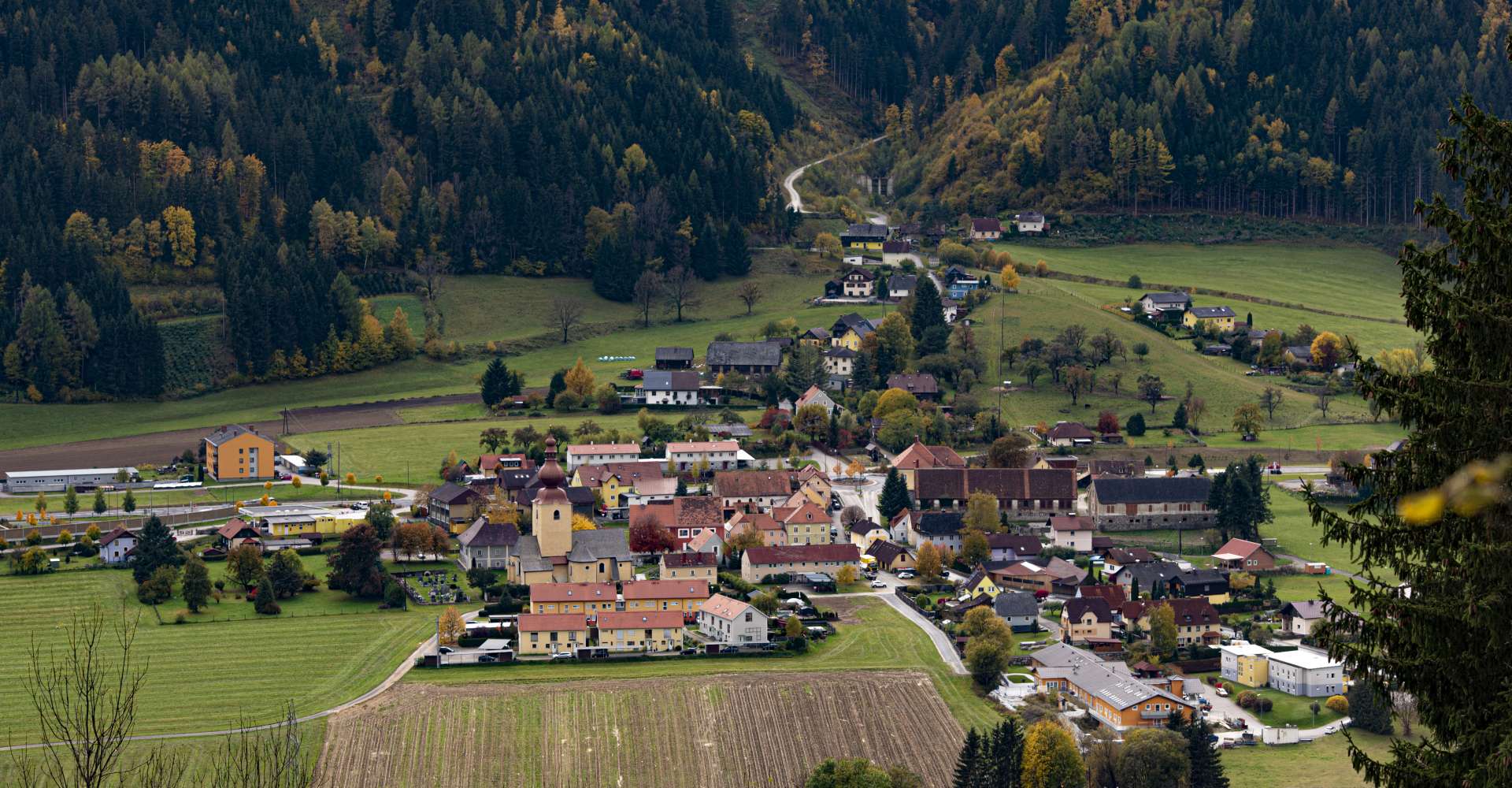 <p>Blick von oben auf den Ort St. Georgen ob Judenburg im Herbst</p> Copyright:Fössl Anita