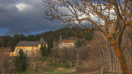 Von der geschichtsträchtigen Ruine Reifenstein zur Sauerbrunnquelle bei Schloss Thalheim